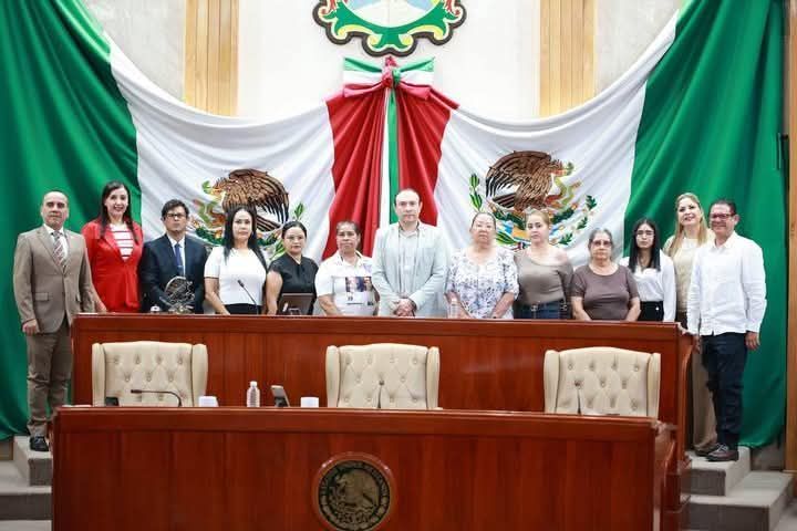 El diputado presidente de la mesa directiva Luis Daniel Pérez Lerma tomó protesta de Ley a personas buscadoras en el estado de Nayarit 